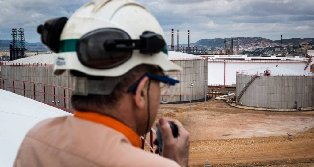 Trabajador en el complejo industrial de Puertollano