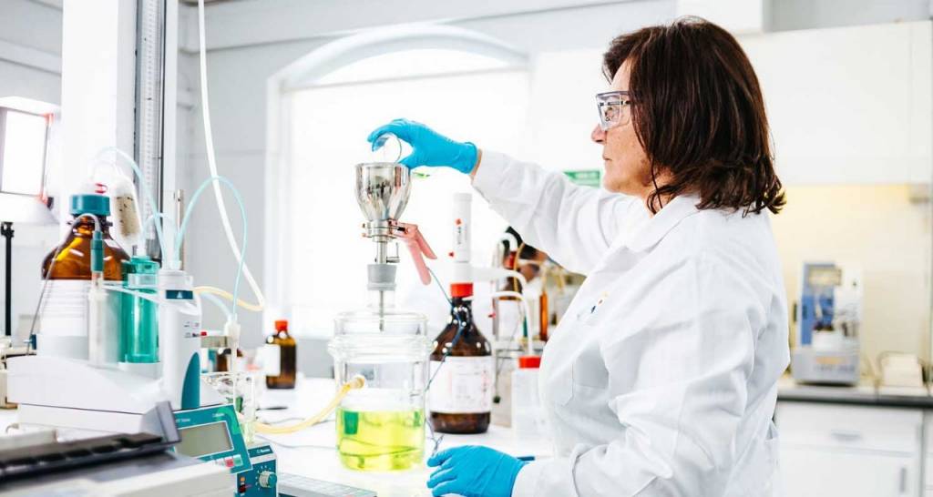 Una mujer científica en un laboratorio